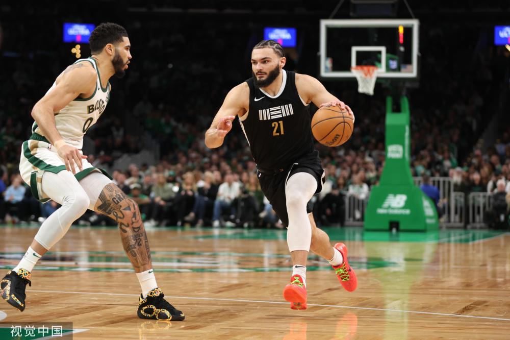 在詹姆斯身 在詹姆斯身